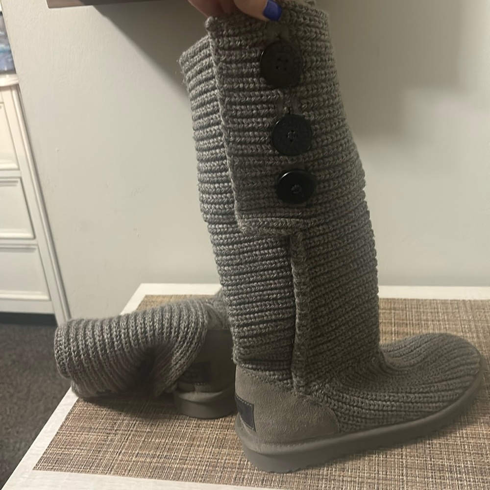 Gray Uggs size 6!!! Classic cardi winter boot!
